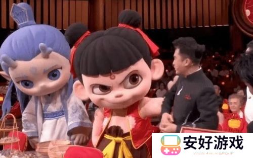 央视元宵晚会现场整活，哪吒打人，敖丙劝架，反差萌让观众乐声一片