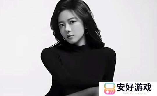 骆歆晒肯豆风照片，灰色滤镜更显魅力，称恋爱想被人宠，网友：想得美