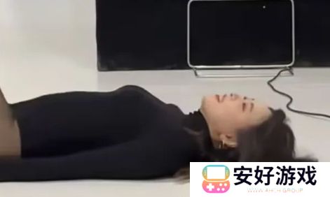 骆歆晒肯豆风照片，灰色滤镜更显魅力，称恋爱想被人宠，网友：想得美