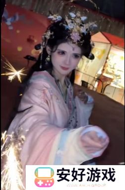 狗头萝莉饼摊即将结束，现场给大家放烟花庆贺，手拿仙女棒太美了