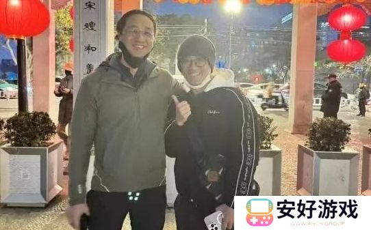 网友偶遇《黑神话》主创冯骥，合照发布后，游科制式口罩”遭吐槽