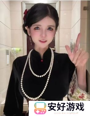 狗头萝莉宣布卖饼结束，穿黑色旗袍展示身材，网友：好有贵妇相