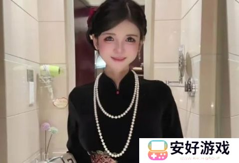狗头萝莉宣布卖饼结束，穿黑色旗袍展示身材，网友：好有贵妇相