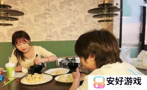 呆妹儿邀请男主播来家包饺子，鞍前马后忙进忙出，网友：难道是对象