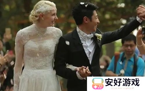 撒贝宁回武汉拜年被偶遇，妻子李白又高又瘦，一家四口同框超温馨