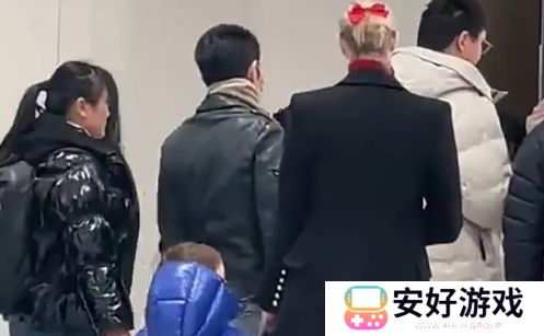 撒贝宁回武汉拜年被偶遇，妻子李白又高又瘦，一家四口同框超温馨