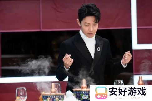 撒贝宁回武汉拜年被偶遇，妻子李白又高又瘦，一家四口同框超温馨