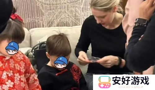 撒贝宁回武汉拜年被偶遇，妻子李白又高又瘦，一家四口同框超温馨