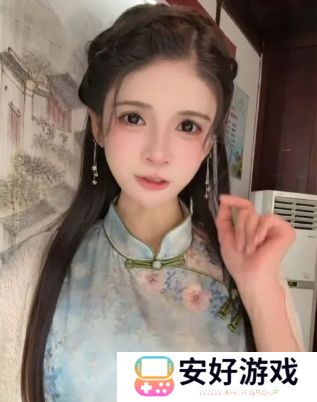 狗头萝莉转行拍摄短剧,身穿青色旗袍太好看,完美身材十分吸睛