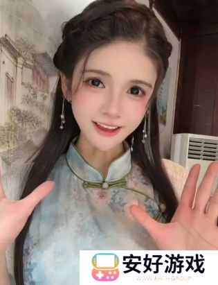 狗头萝莉转行拍摄短剧,身穿青色旗袍太好看,完美身材十分吸睛