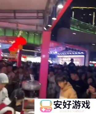 狗头萝莉元宵卖饼太火热，现场围满了人，大量粉丝称排了好久买不到