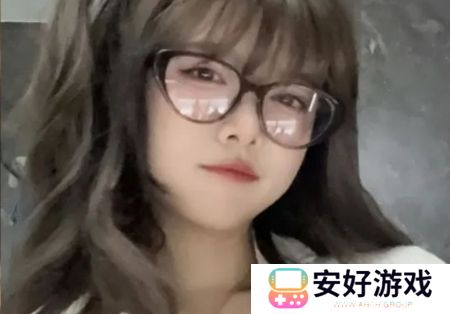 骆歆遭网友吐槽身材臃肿，直接下拉衣角自证，称自己是丰满不是肿