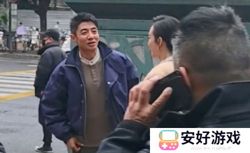 撒贝宁与王鸥现身福州，众明星齐聚太热闹，现场吃地道美食直夸赞