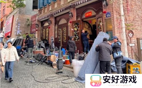 撒贝宁与王鸥现身福州，众明星齐聚太热闹，现场吃地道美食直夸赞