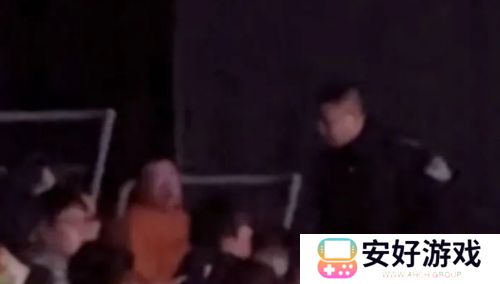 LPL现场女粉殴打工作人员，曾攻击帽子叔叔，被强行拉走永久禁止观赛