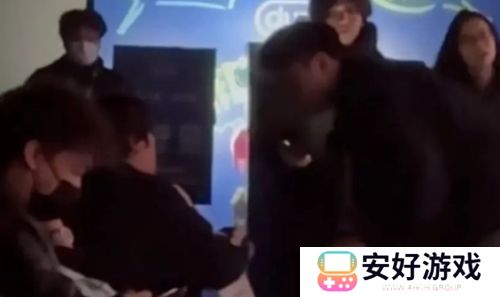 LPL现场女粉殴打工作人员，曾攻击帽子叔叔，被强行拉走永久禁止观赛