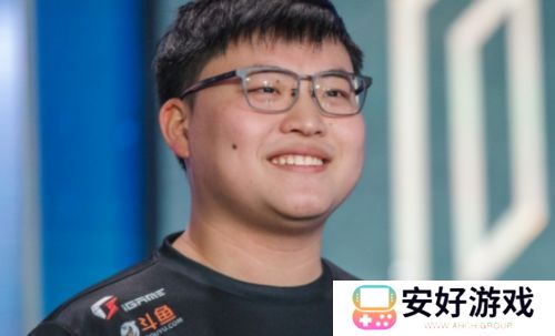 Uzi在直播间哭穷，不料家底被曝光，有网友用Deepseek估算出其资产